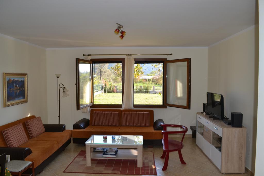 Guest House Radulovic Petrovac Exterior foto